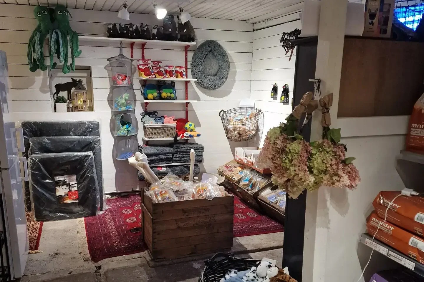 Inne i Åsbodalens Djur & Gårdsbutik i Boxholm – hyllor med foder, godis och leksaker som nu kan skickas med PostNord